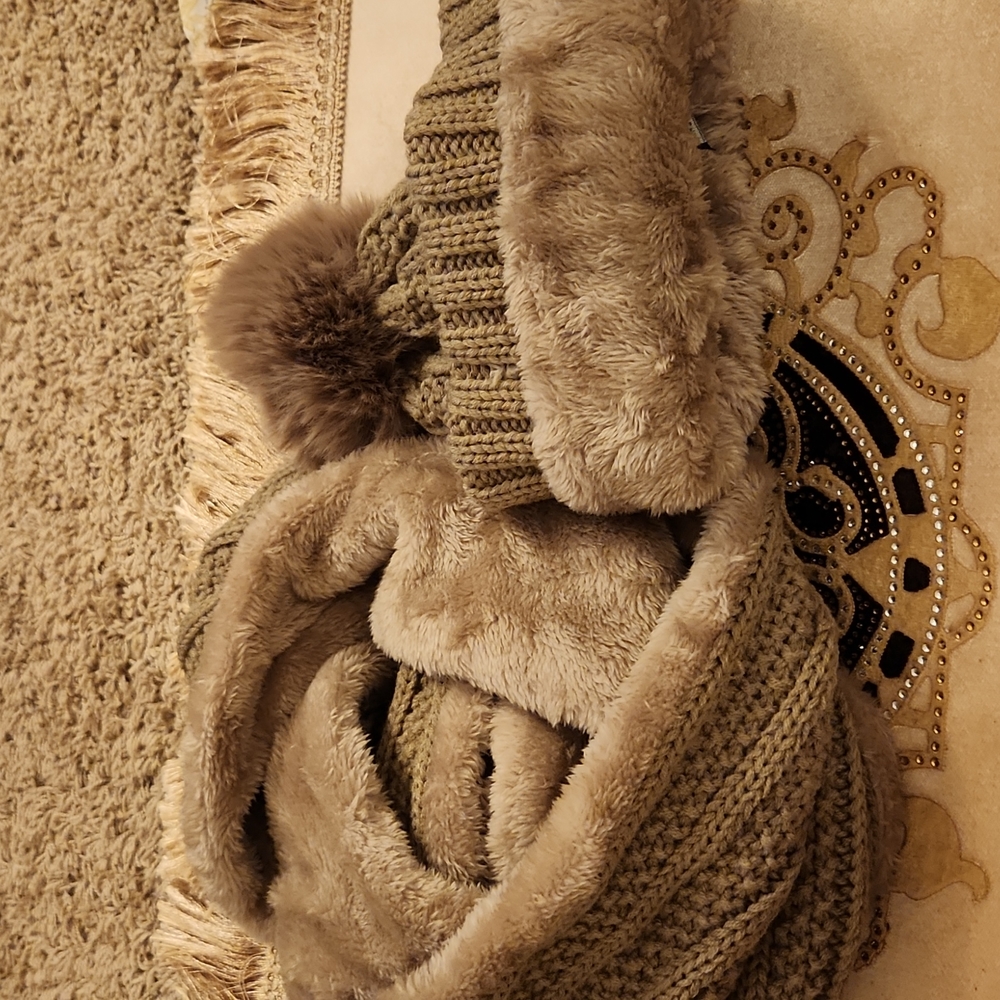NEW UGG INFINITY SCARF AND HAT SETS - Picture 4 of 4